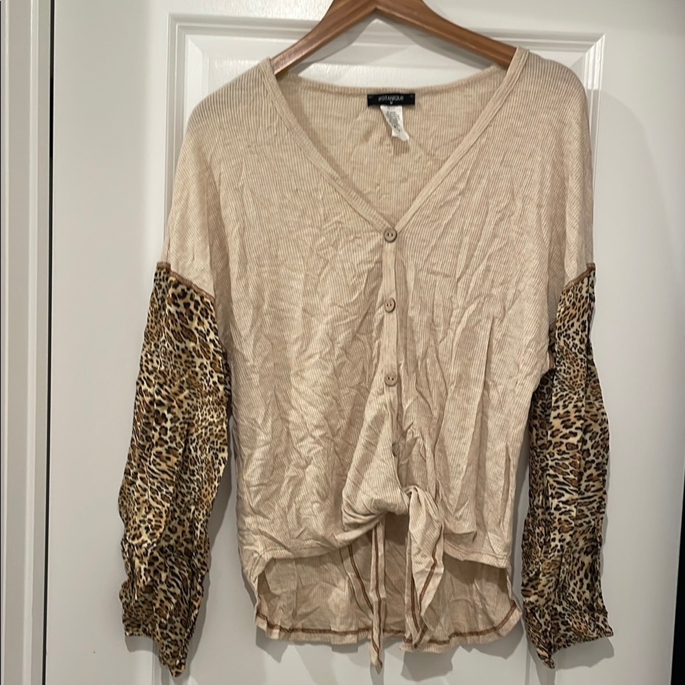 Botanique Leopard Print Sleeve Beige Top medium